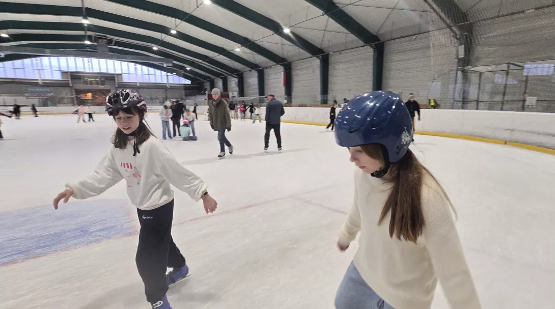 Międzyklasowe wyjście na ślizgawkę klas piątych