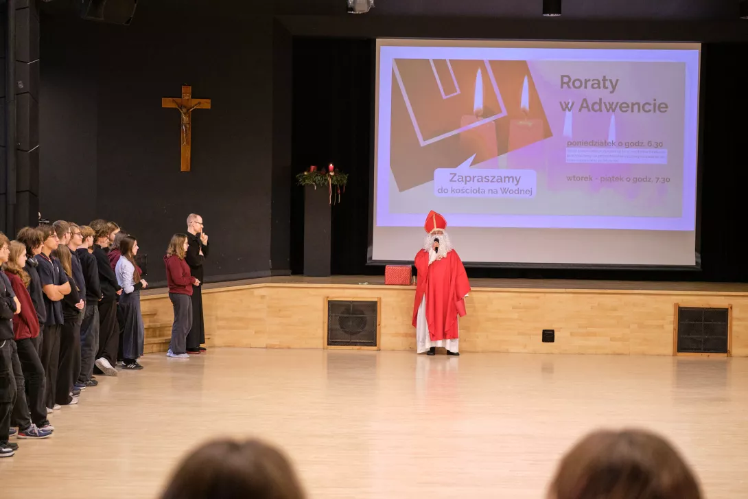 Św. Mikołaj podczas licealnego Słówka (fot. Maciej Majtczak)