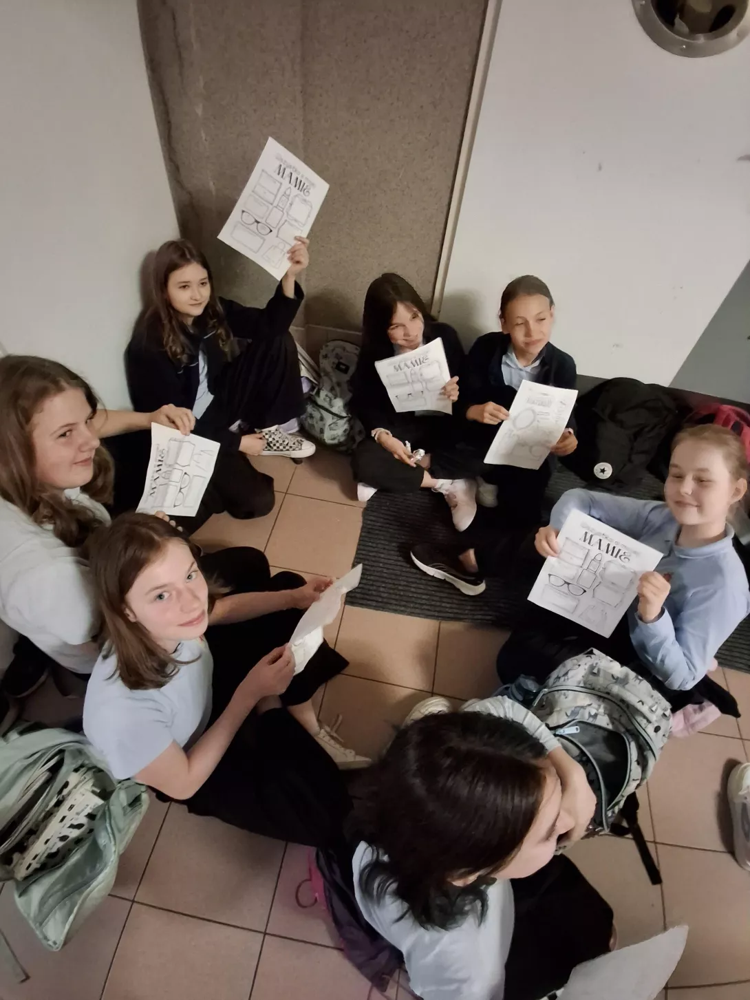 Uczennice wypełniają karty pracy dla mam