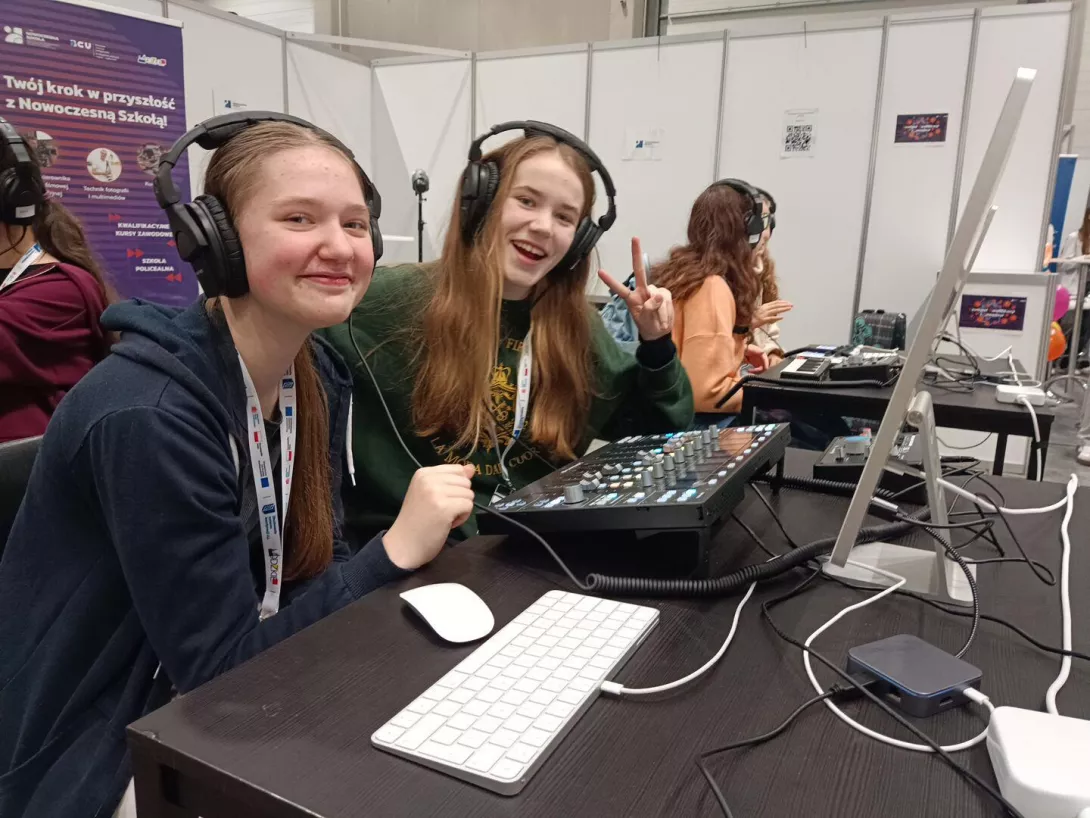 Uczennice w czasie warsztatów dźwiękowych