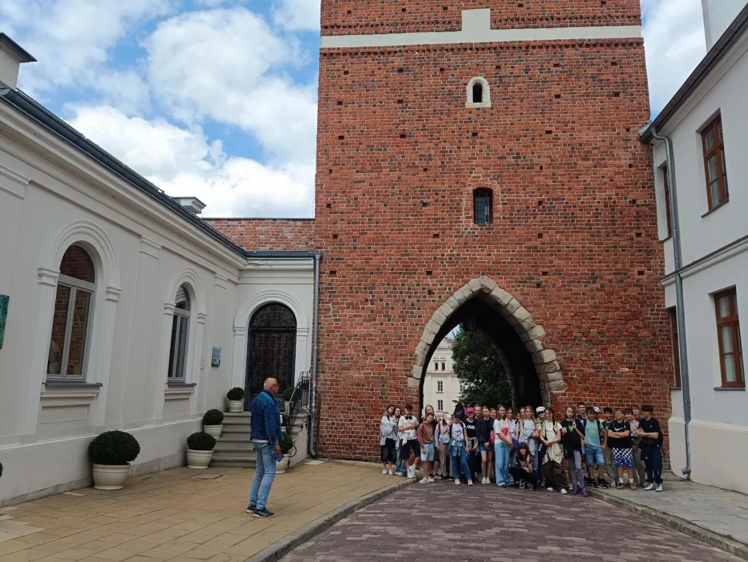 Zdjęcie grupowe pod Bramą Opatowską