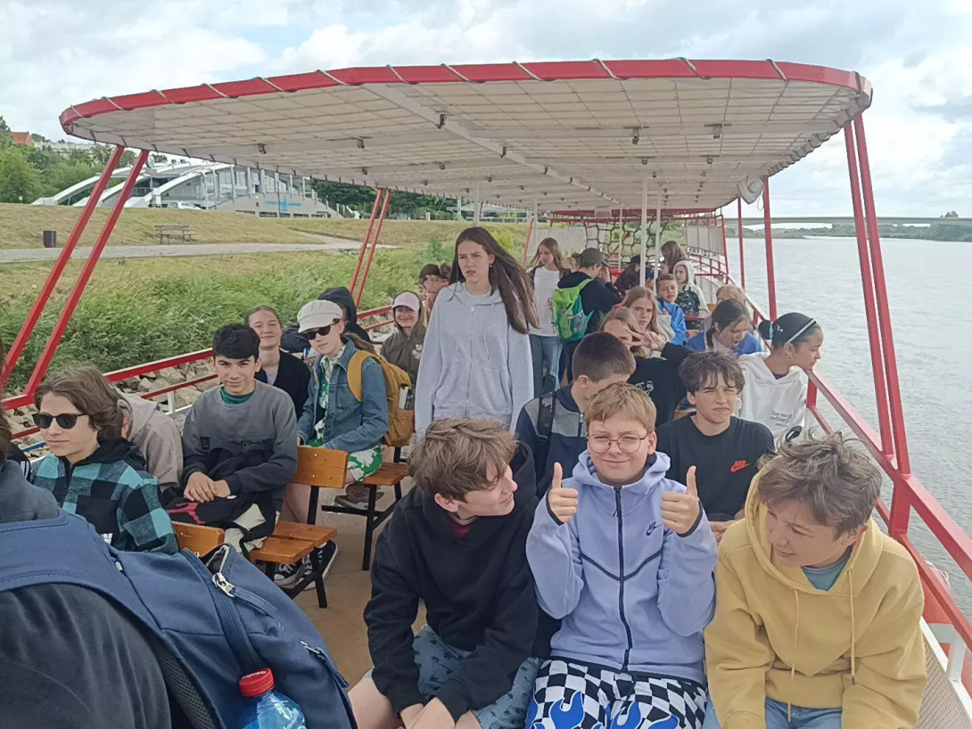 Uczniowie płyną statkiem po Wiśle
