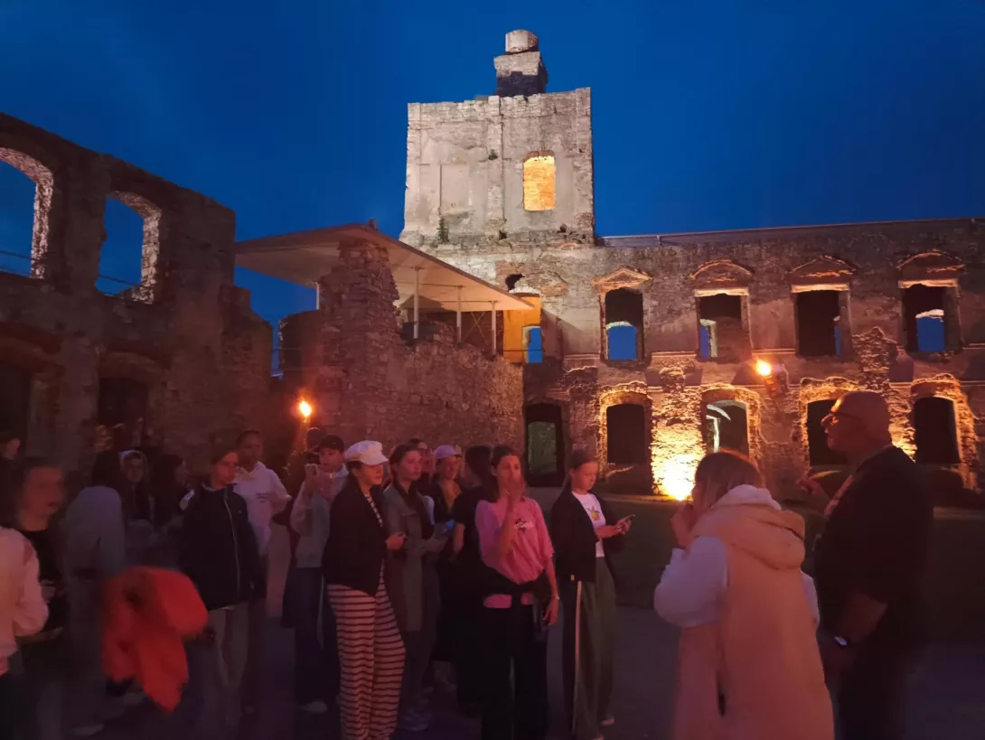 Uczniowie podczas nocnego zwiedzania zamku Krzyżtopór