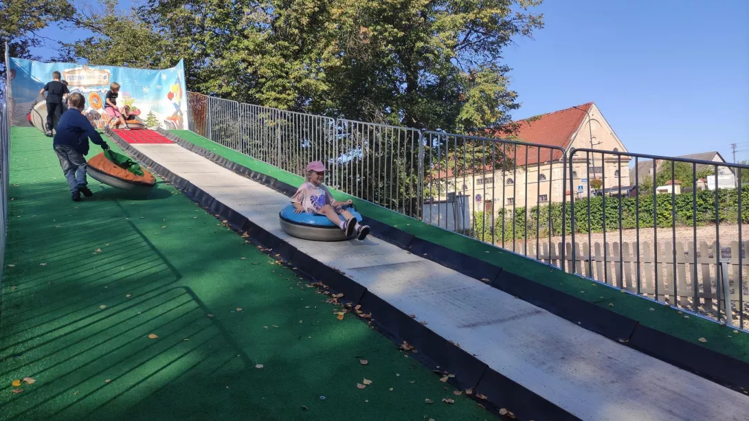 Dzieci podczas zabawy na torze pontonowym