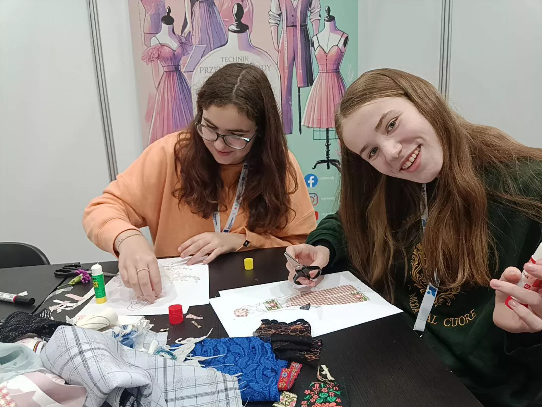 Uczennice w czasie warsztatów modowych