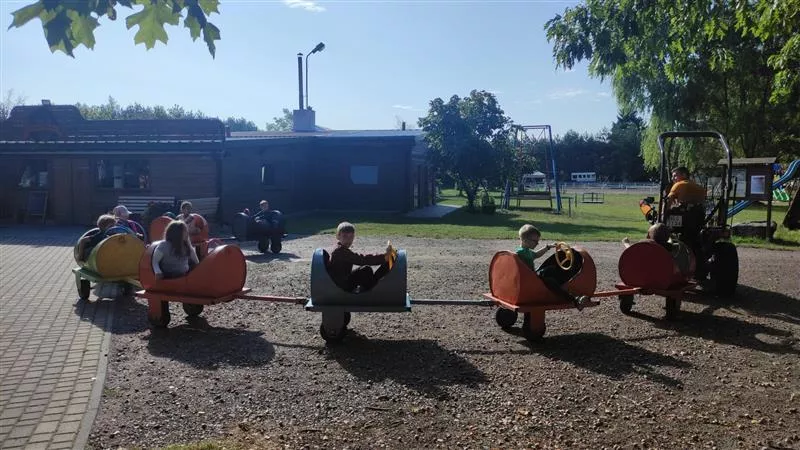 Dzieci siedzące w wagonikach podczas przejażdżki kolejką
