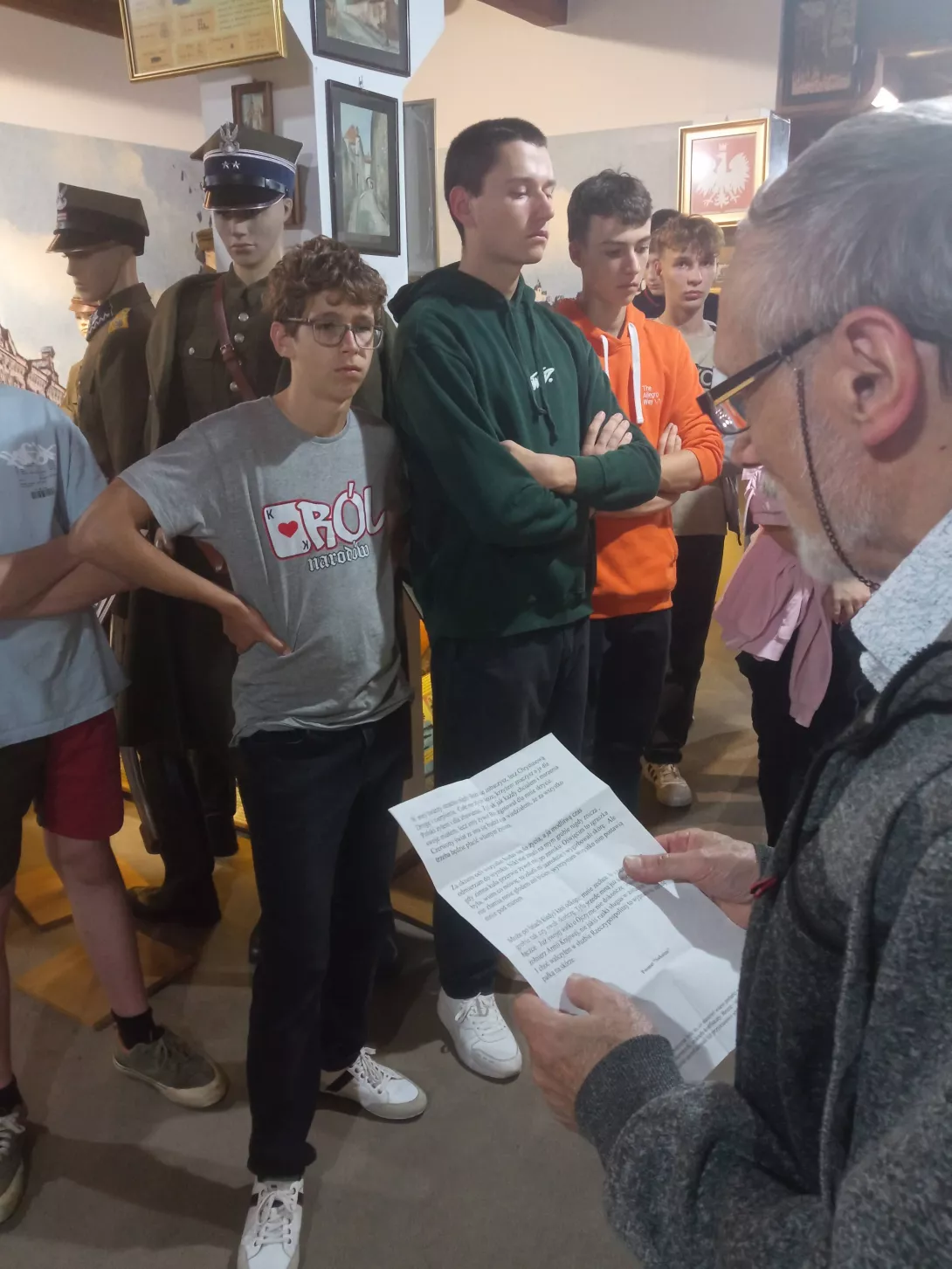 Uczniowie słuchają słów napisanych przez Witolda Pileckiego