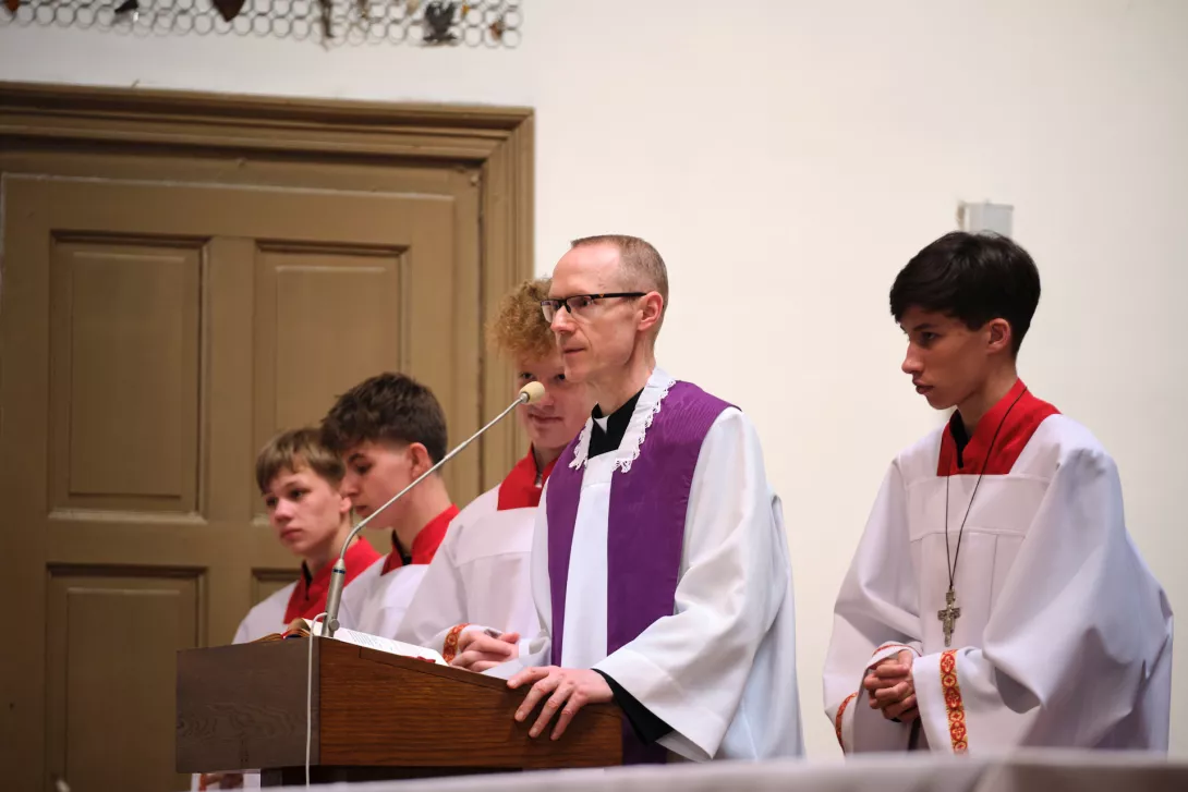Ks. Maciej Drewniak wraz z ministrantami rozpoczynają nabożeństwo. (fot. Maciej Majtczak)