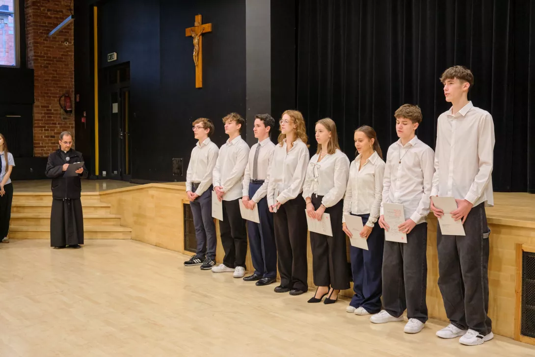 Nowy Samorząd Uczniowski składa ślubowanie na ręce dyrektora szkoły ks. Roberta Bednarskiego. (fot. Antoni Szumielewicz)