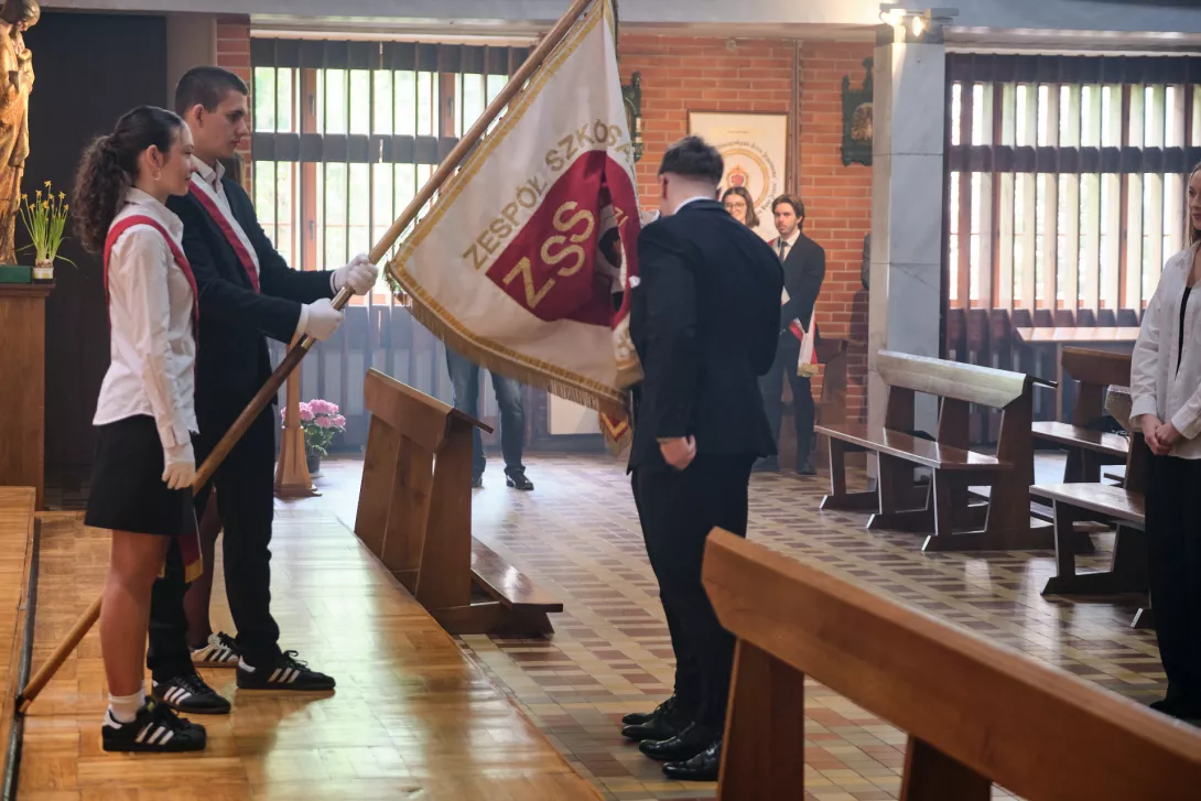 Maturzyści symbolicznie żegnają się ze sztandarem szkoły. (fot. Amelia Szymańska)