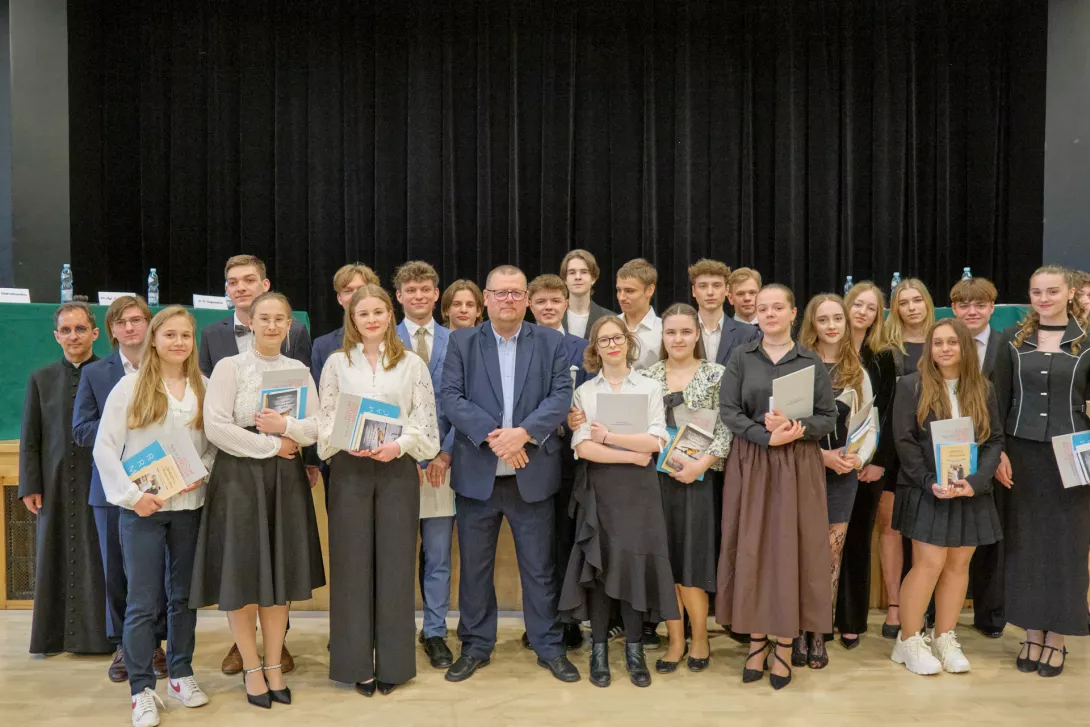 Maturzyści z klasy 4c z wychowawcą i ks. Dyrektorem. (fot. Amelia Szymańska)