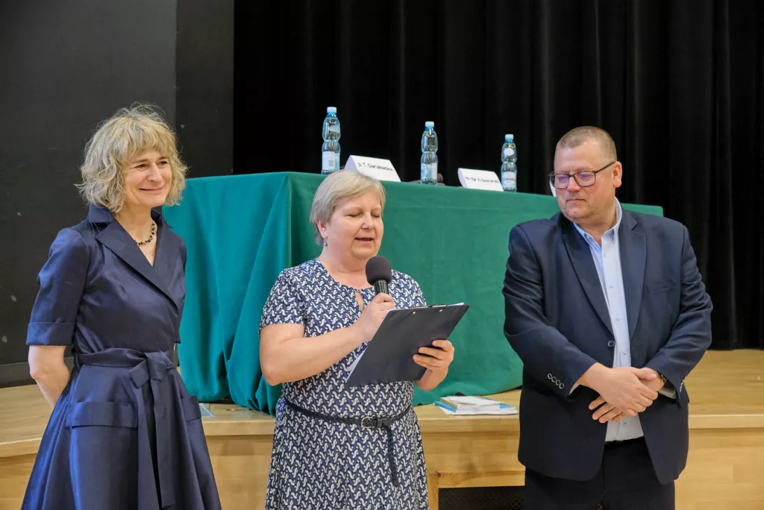 Przemawiają wychowawcy klas maturalnych. (fot. Amelia Szymańska)