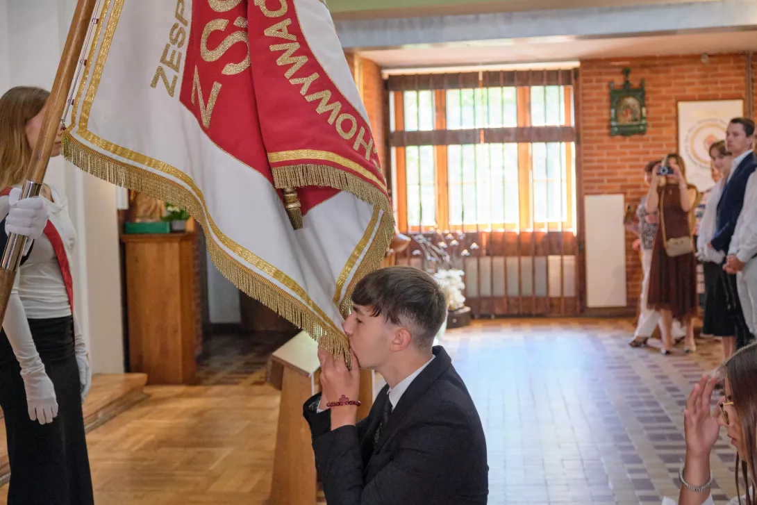 Ucałowanie sztandaru szkoły. (fot. Agnieszka Guminiak)