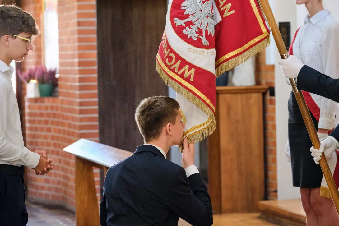 Ucałowanie sztandaru szkoły. (fot. Antoni Szumielewicz)