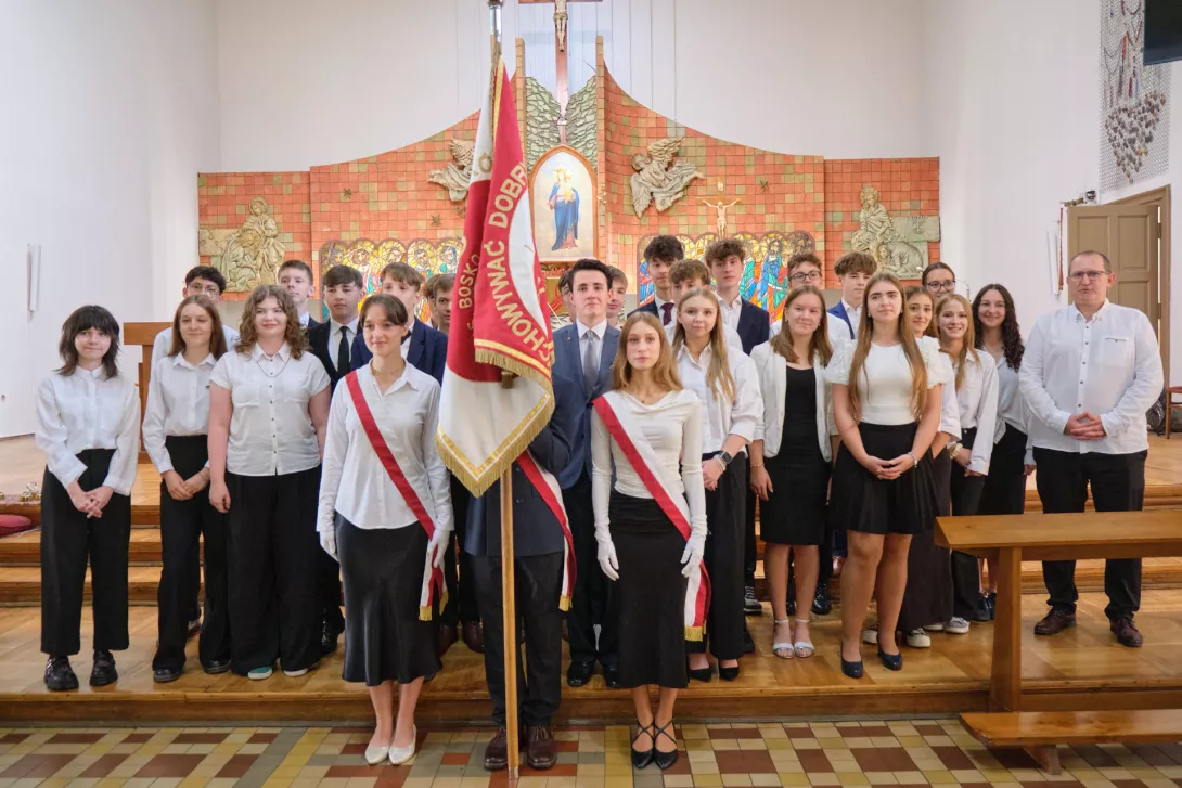 Klasa 1b SLO z wychowawcą p. Markiem Horoszczukiem. (fot. Agnieszka Guminiak)