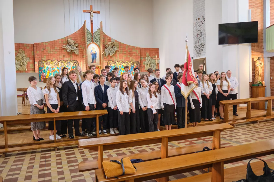 Klasy 1a i 1b SLO z wychowawcami. (fot. Agnieszka Guminiak)