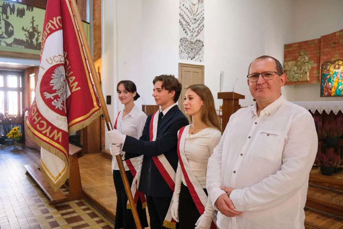 Poczet sztandarowy SLO wraz z opiekunem p. Markiem Horoszczukiem. (fot. Agnieszka Guminiak)
