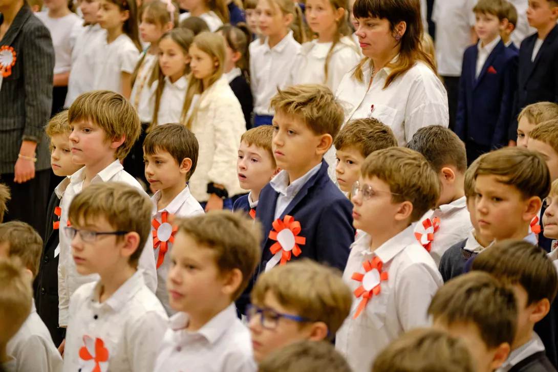 Uczniowie szkoły w ramach akcji "Szkoła do hymnu" śpiewają hymn państwowy.
