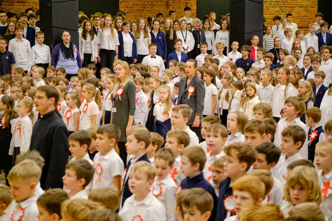 Uczniowie szkoły w ramach akcji "Szkoła do hymnu" śpiewają hymn państwowy.