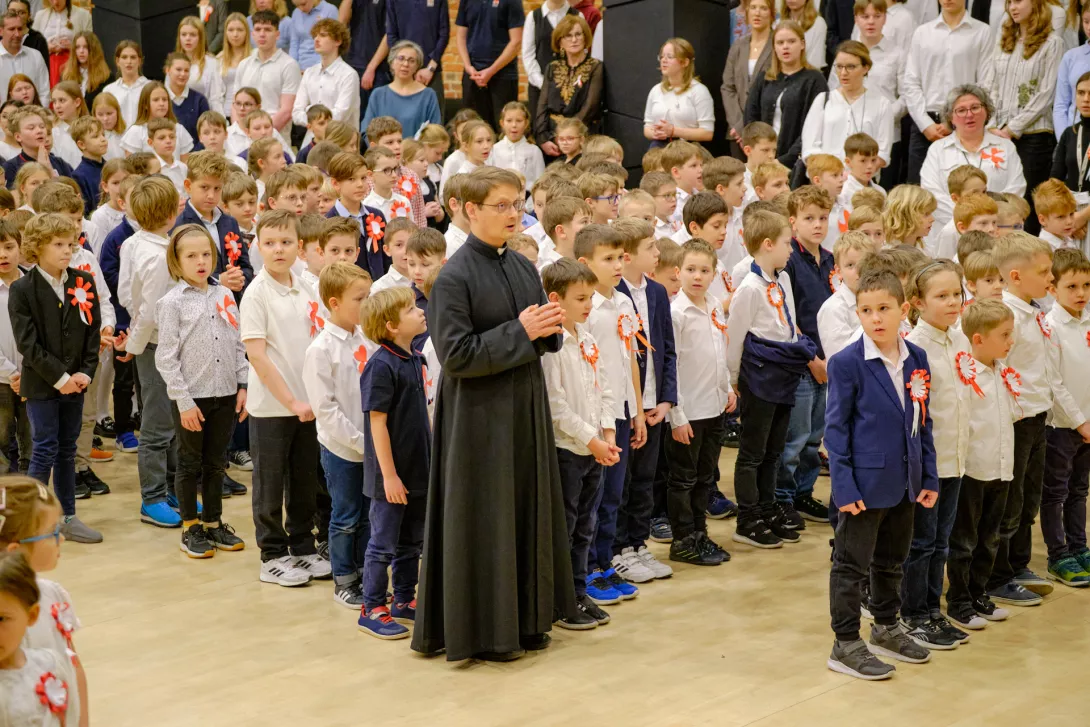 Uczniowie szkoły w ramach akcji "Szkoła do hymnu" śpiewają hymn państwowy.