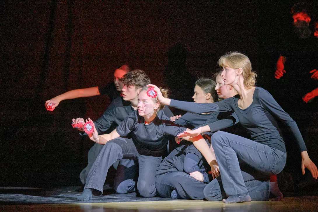 Etiuda w wykonaniu szkolnego teatru Beznazwy podczas akademii z okazji Dnia Niepodległości. (fot. Amelia Szymańska)