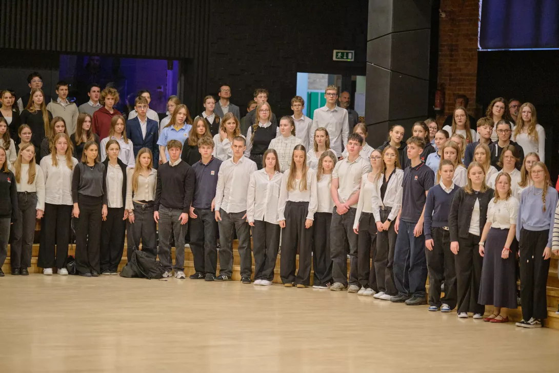 Uczniowie SLO podczas śpiewu Roty z okazji Dnia Niepodległości. (fot. Amelia Szymańska)