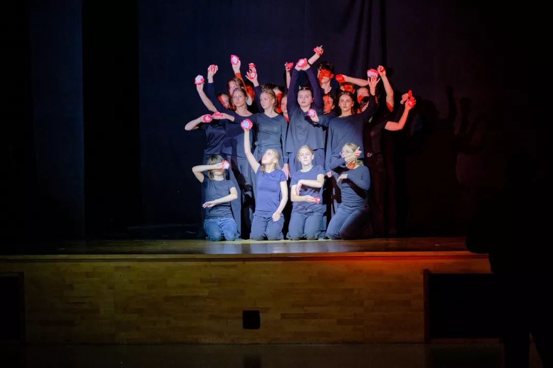 Etiuda w wykonaniu szkolnego teatru Beznazwy podczas akademii z okazji Dnia Niepodległości (fot. Agnieszka Guminiak)