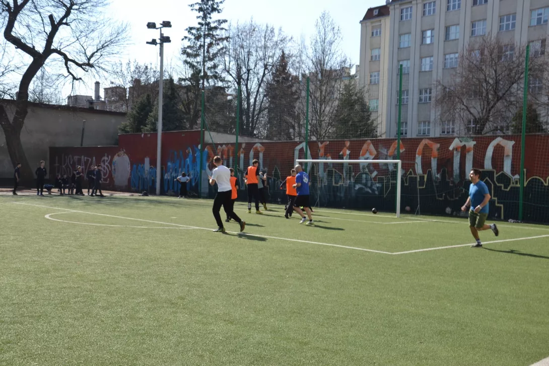 Mecz piłki nożnej nauczyciele vs uczniowie