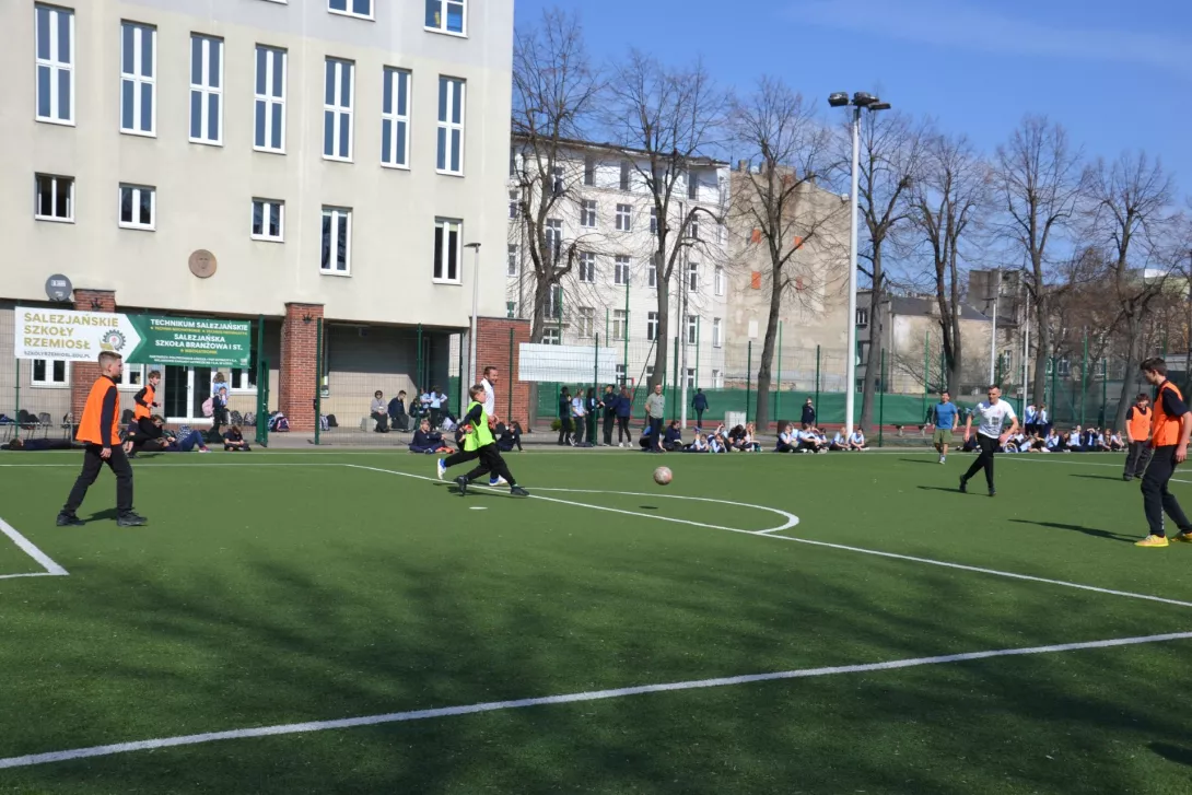Mecz piłki nożnej nauczyciele vs uczniowie