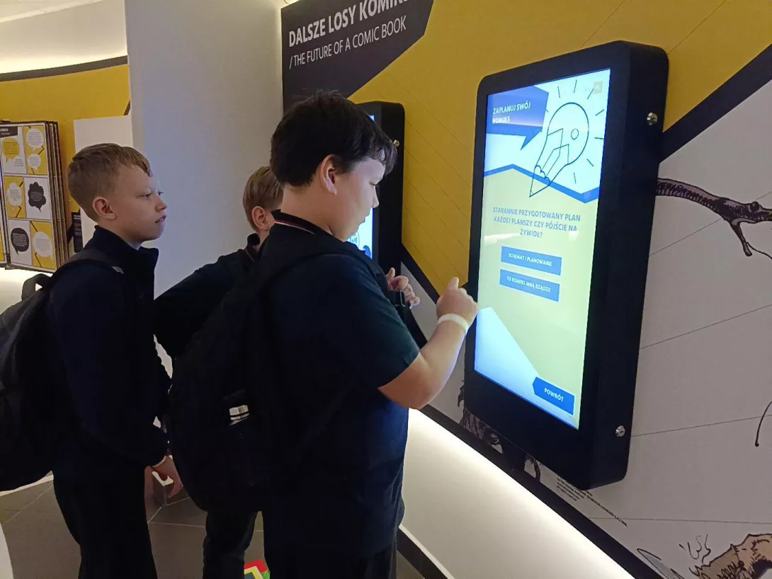 Uczniowie zwiedzają centrum komiksu