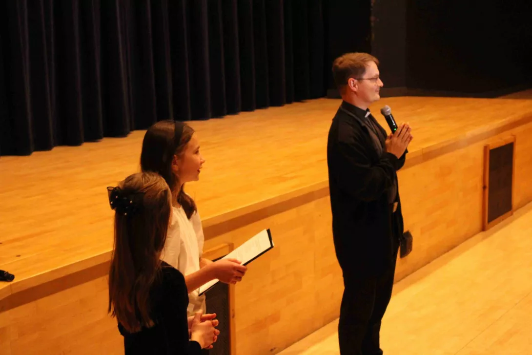 Modlitwa na rozpoczęcie Cecyliady 2025 dla klas 1-3 SSP (foto F. Kopytowski)