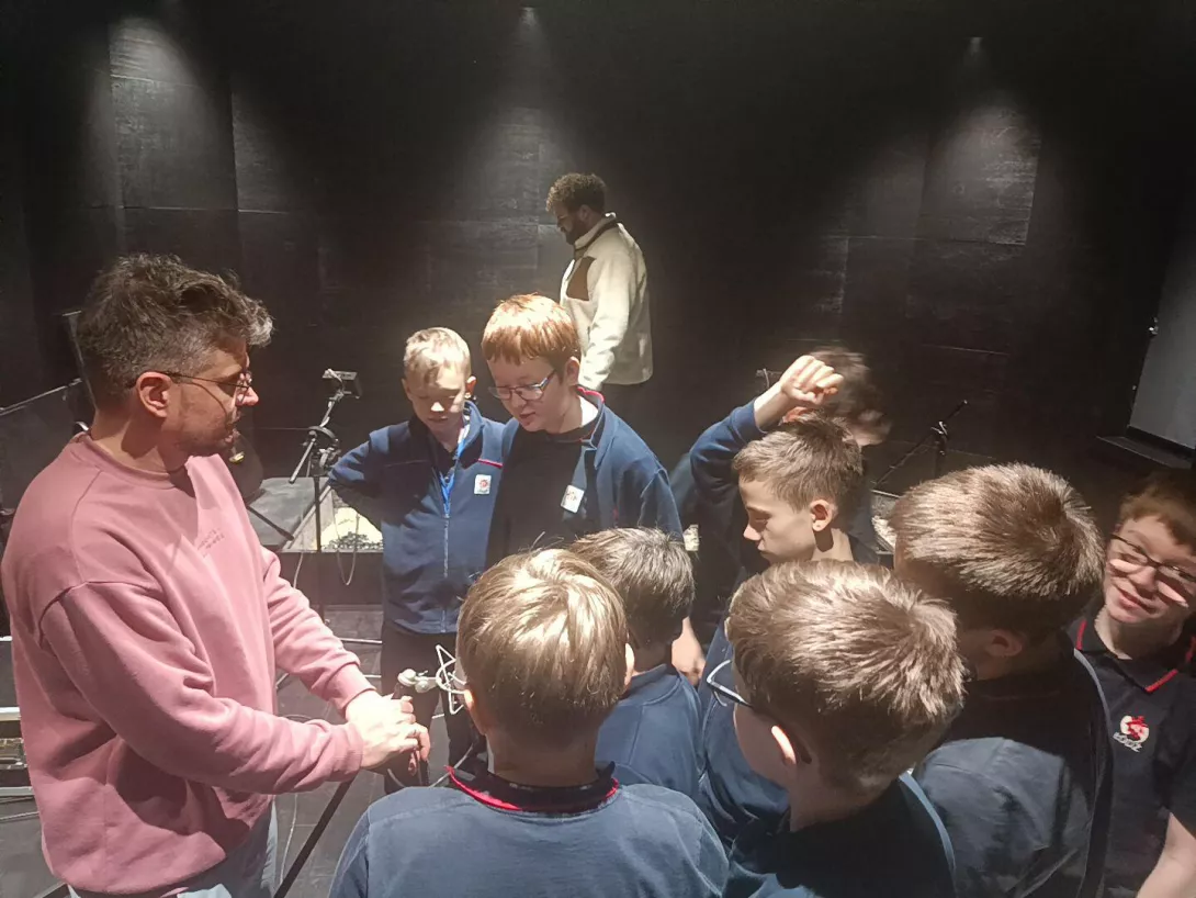 Uczniowie na warsztatach z realizacji dźwięku