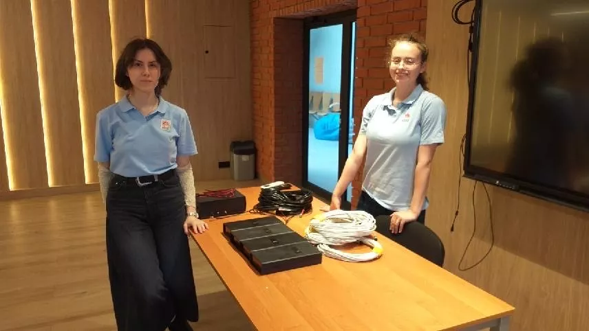 Weronika i Amelia przy pracy z detektorami.
