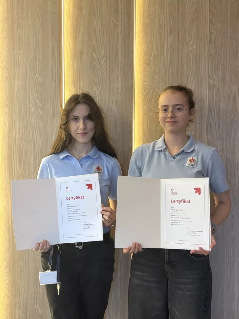 Weronika i Amelia prezentują certyfikaty UŁ.