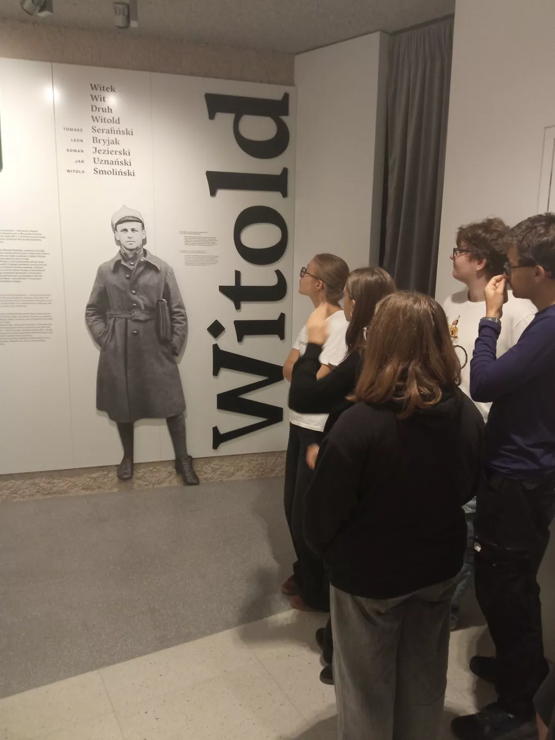 Uczniowie na początku zwiedzania wystawy. Poznajemy młodość Witolda Pileckiego
