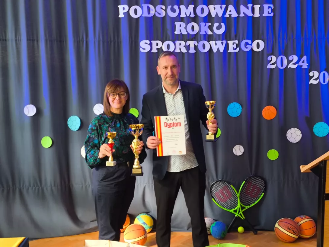 Przedstawiciele naszej szkoły ze zdobytymi nagrodami.