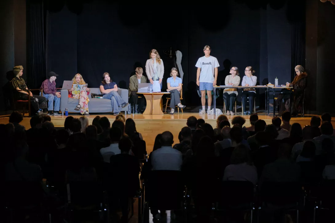 Scena ze spektaklu "Wspólnota Mieszkaniowa"