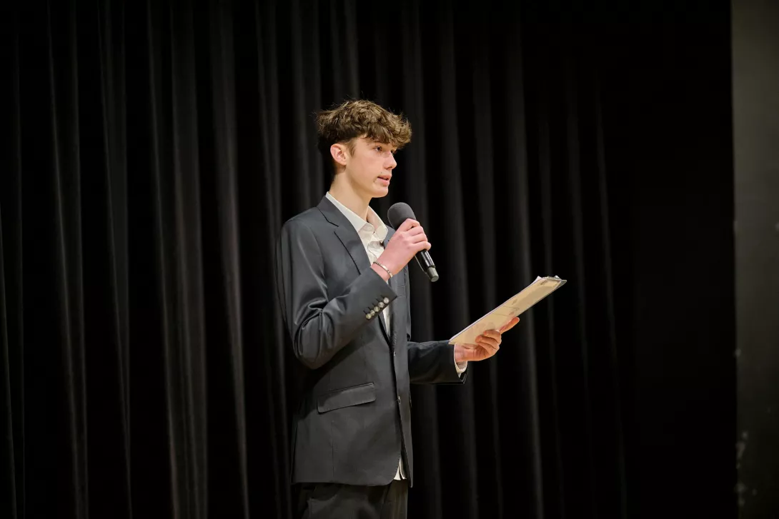 Narrator wprowadza w poszczególne sceny etiudy. (fot. Amelia Szymańska)