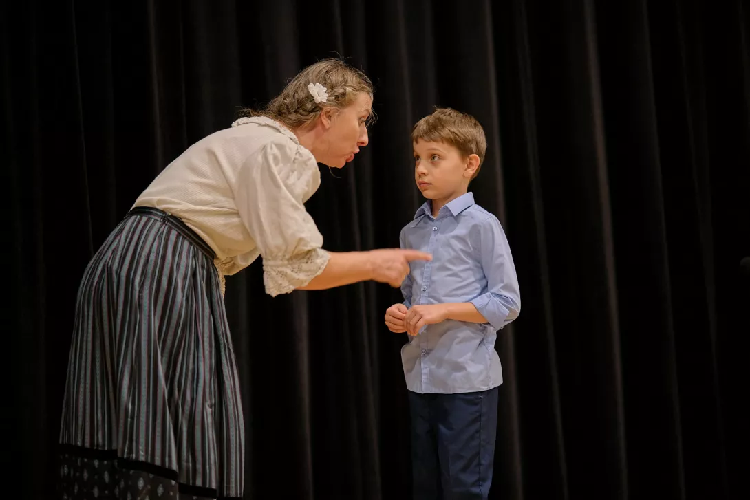 Matusia Małgorzata daje pouczenie swojemu małemu synkowi Jankowi. (fot. Amelia Szymańska)