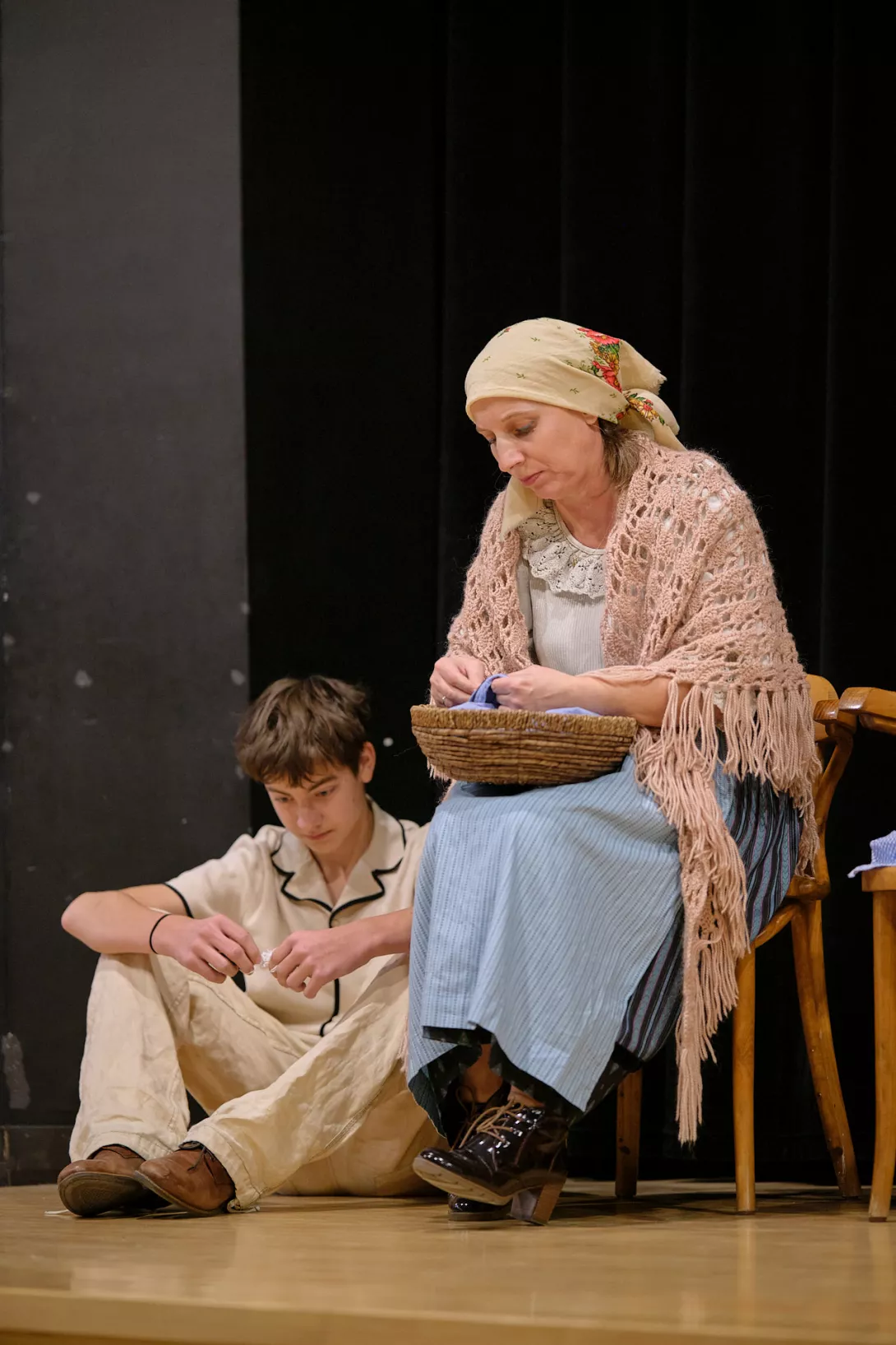 Matusia Małgorzata uczy przyszywać guziki jednego z chłopców na Valdocco. (fot. Amelia Szymańska)