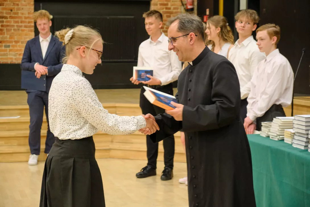 Ks. Dyrektor wręcza licealistom świadectwa z wyróżnieniem. (fot. Amelia Szymańska)