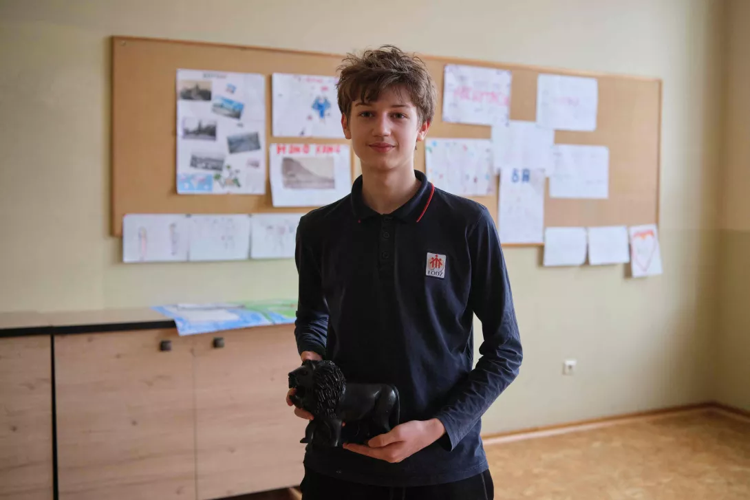 Zwycięzca głównej nagrody Mateusz z klasy 6b, który wziął udział w loterii misyjnej. 