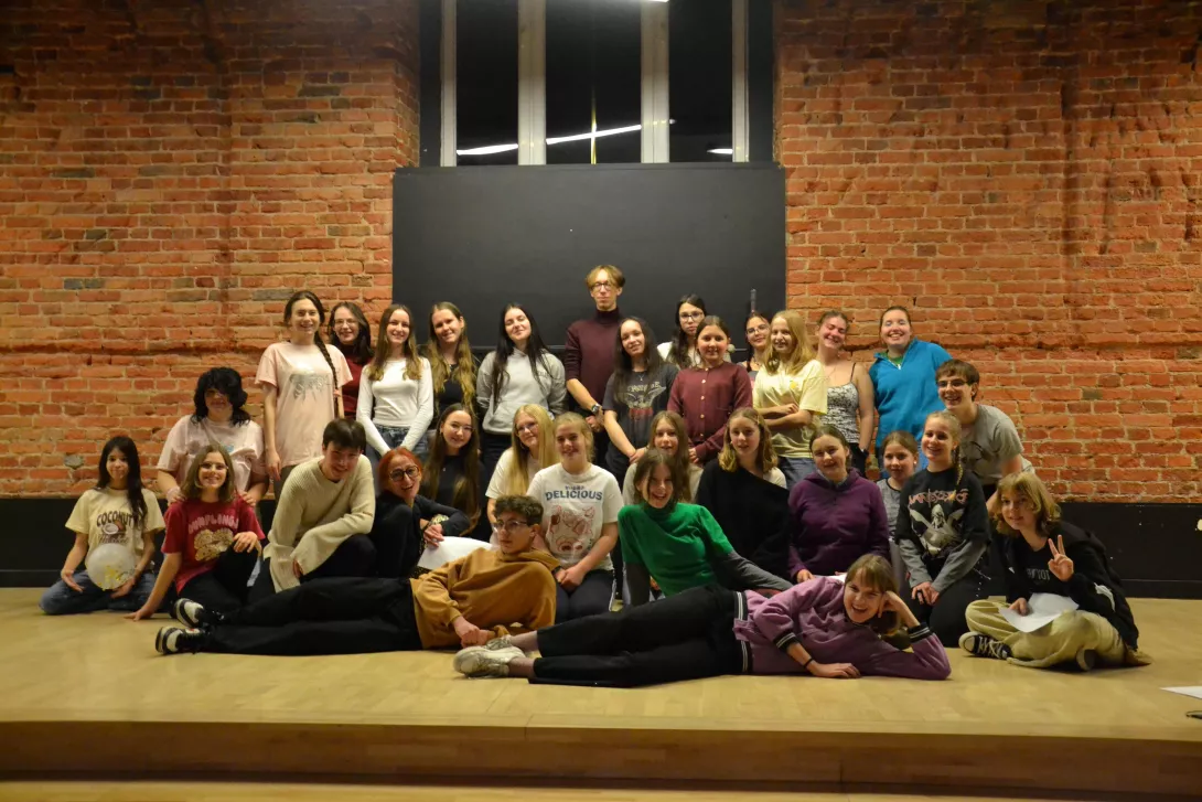 Aktorzy teatru Beznazwy, teatru Wrażliwości oraz grupy teatralnej Szarada II z Rudy Śląskiej w czasie warsztatów w naszej szkole. 