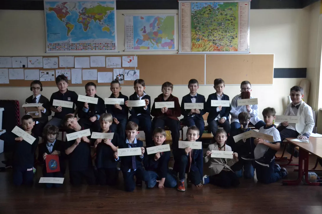 Zdjęcie grupowe uczniów klasy 3b przebranych za wielkich wynalazców. 