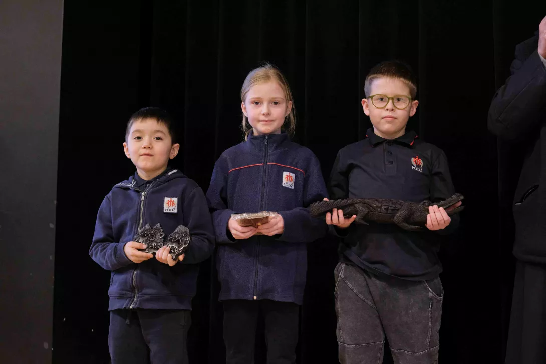 Zwycięzcy loterii z klas wczesnoszkolnych. 