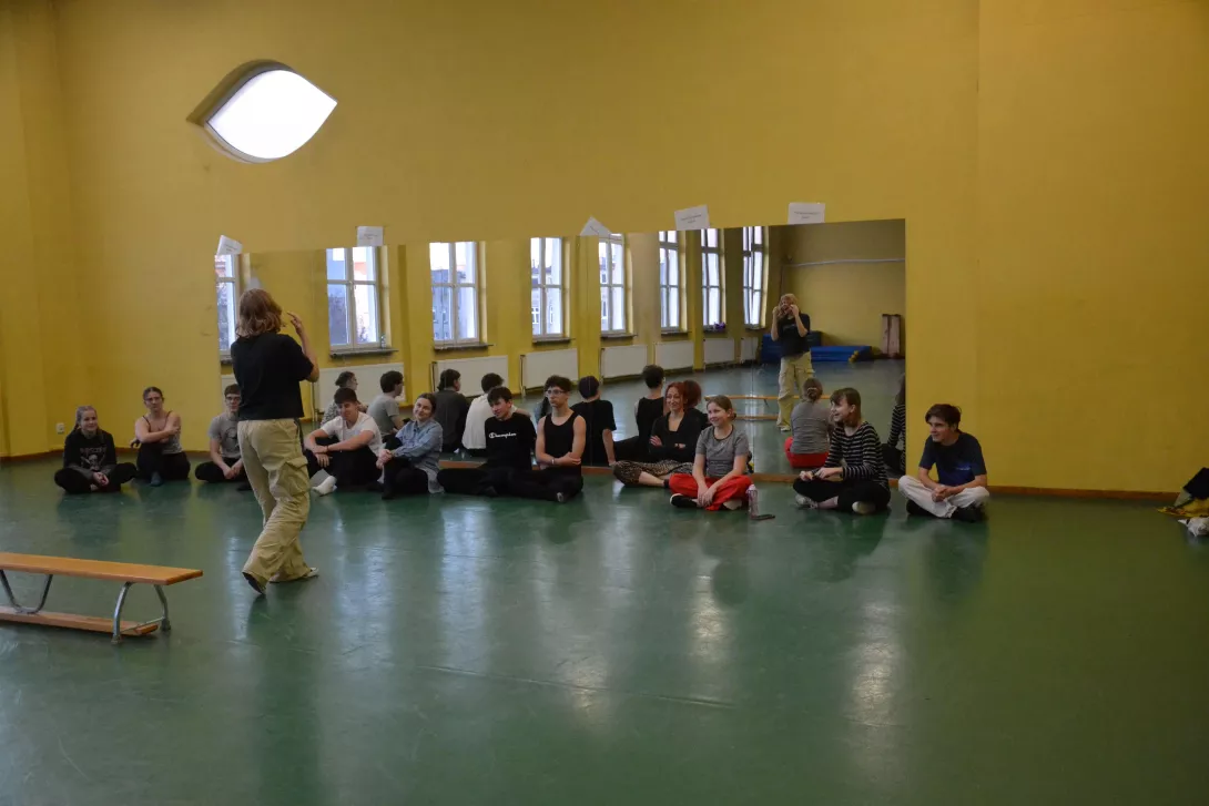 Uczestnicy spotkania w czasie teatralnej pracy warsztatowej. 