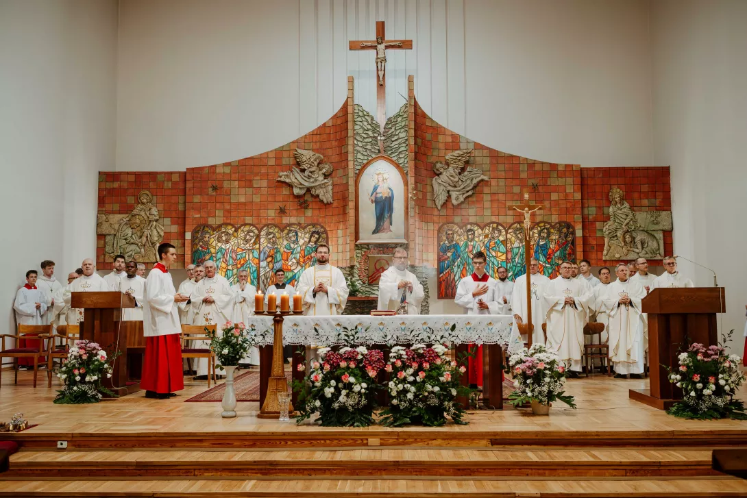 Uroczysta Msza Święta z okazji Jubileuszu Szkoły pod przewodnictwem księdza wikariusza Adama Wtulicha. 