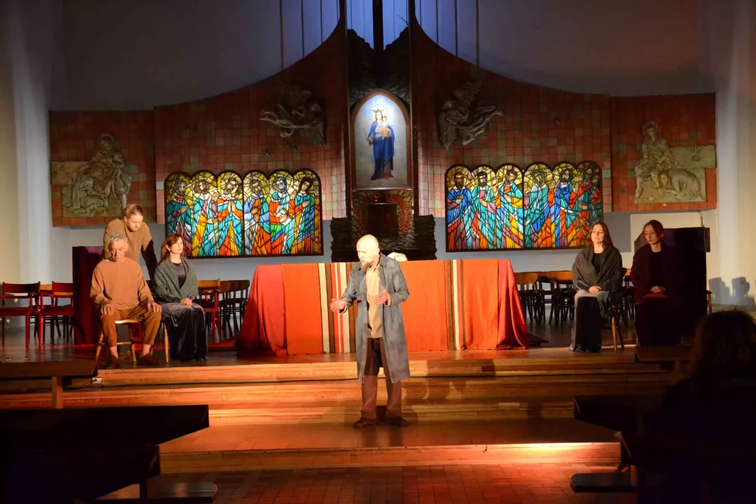 Scena ze spektaklu "Pasja" w wykonaniu teatru A z Gliwic.