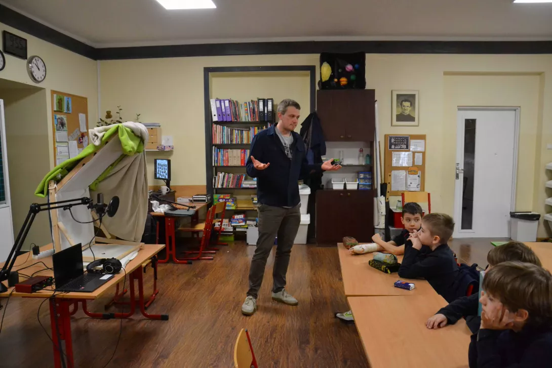 Redaktor i lektor Krzysztof Zimoch opowiada klasie 3b o swojej pracy. 