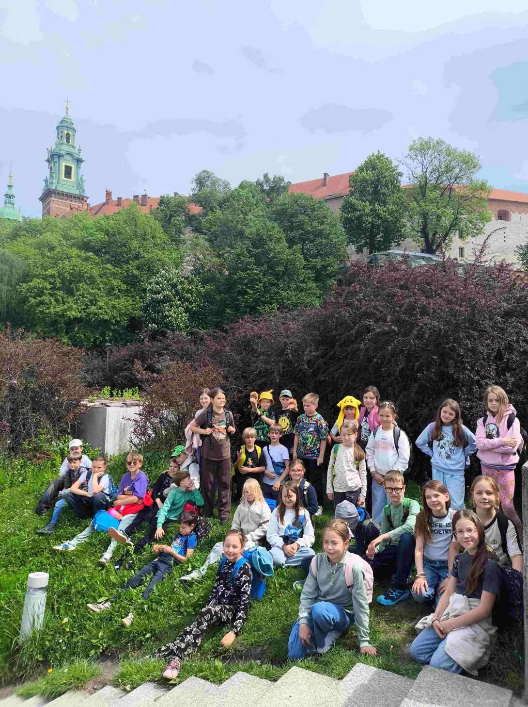 Zdjęcie grupowe klasy 3a i 3b w czasie wycieczki do Krakowa. W tle widać Wawel. 